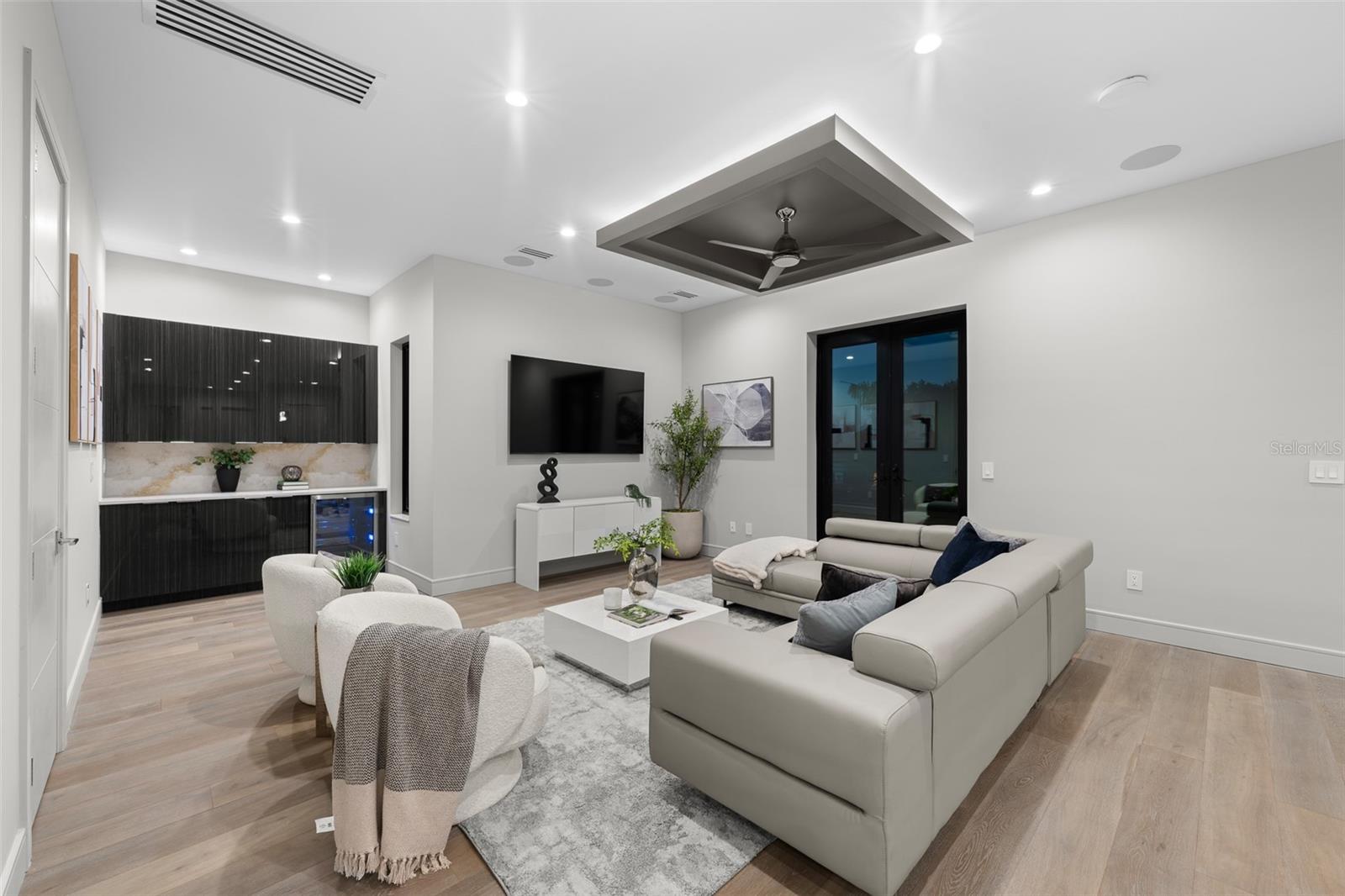 Listing photo id 42 for 3604 El Prado Boulevard