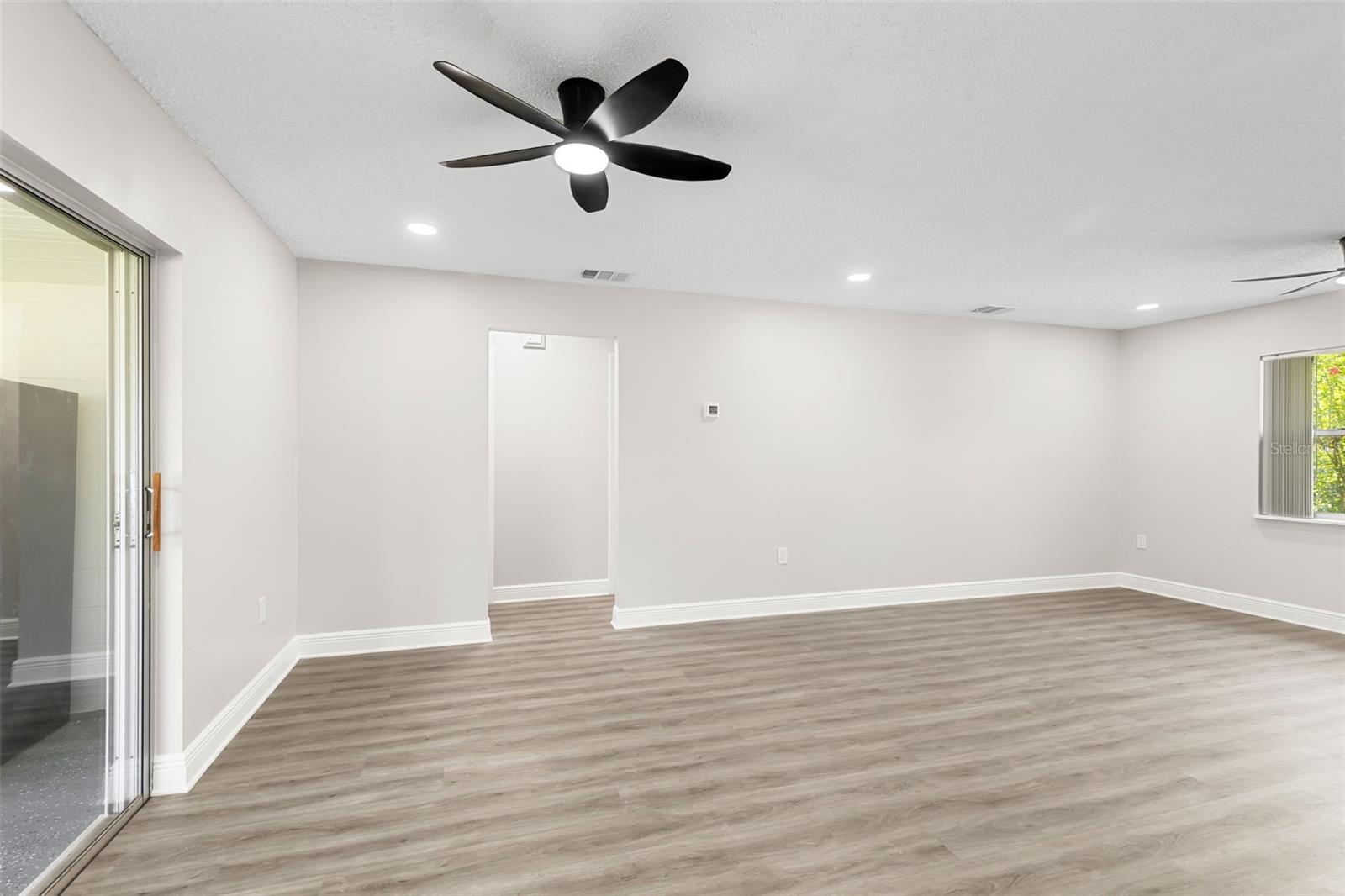 Image 16 of 41 For 1002 Waterview Point