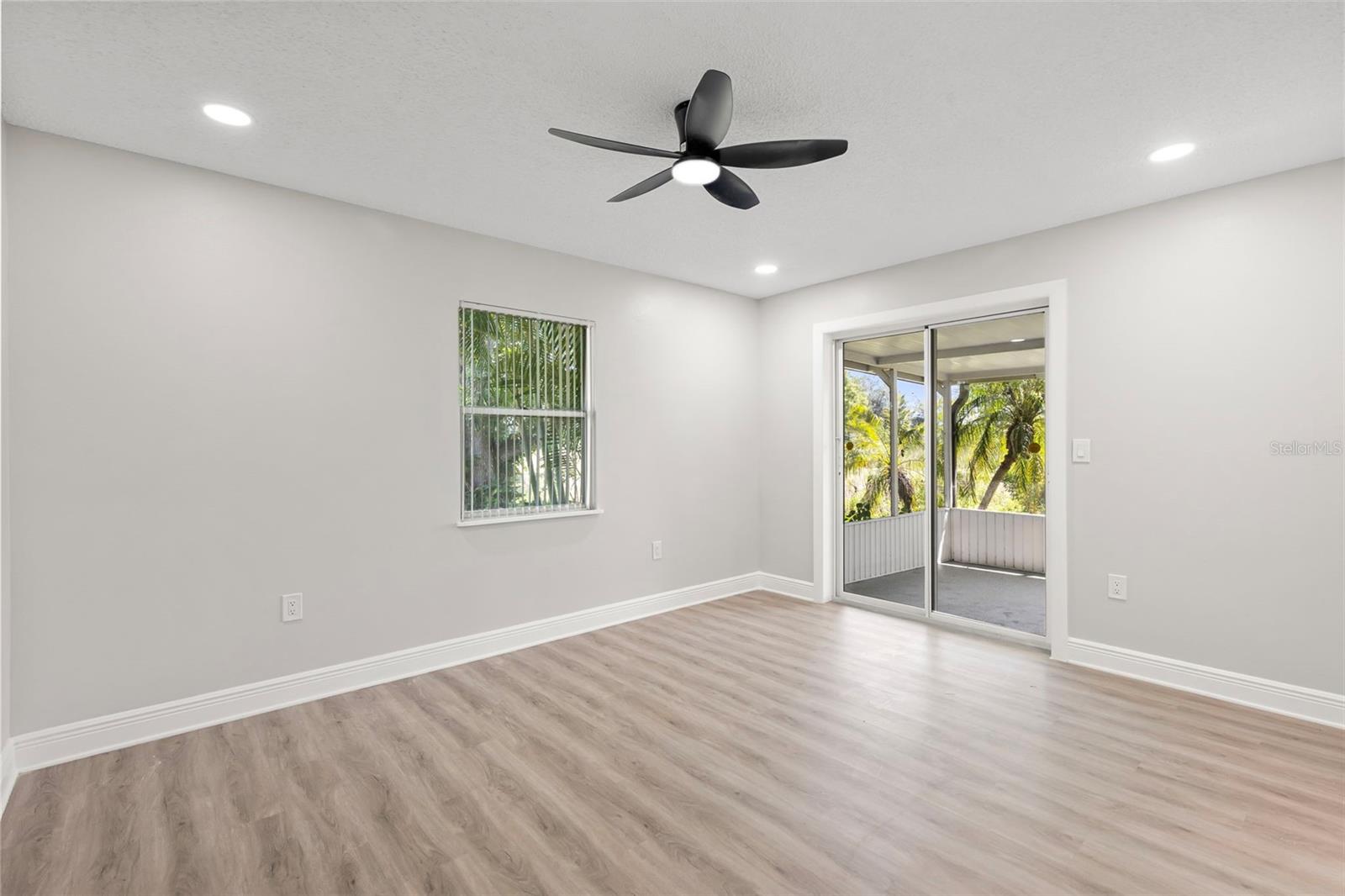 Image 17 of 41 For 1002 Waterview Point