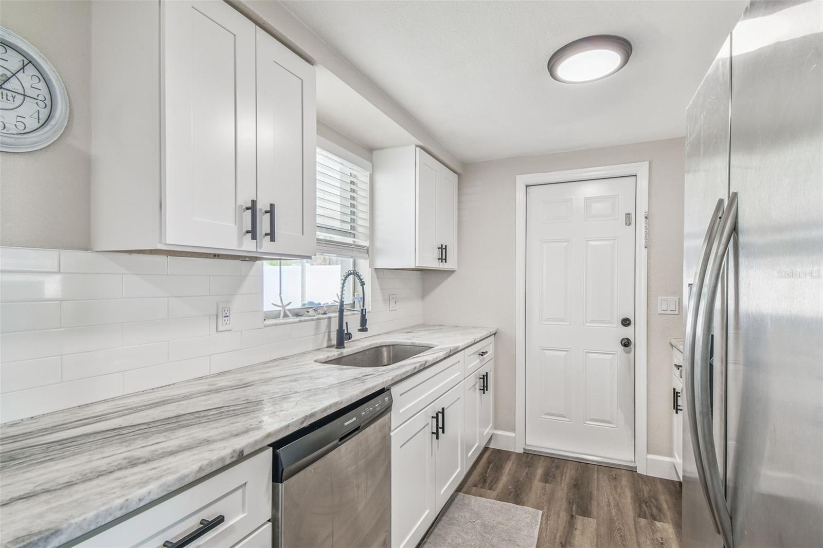 Listing photo id 10 for 6743 Knightsbridge Drive