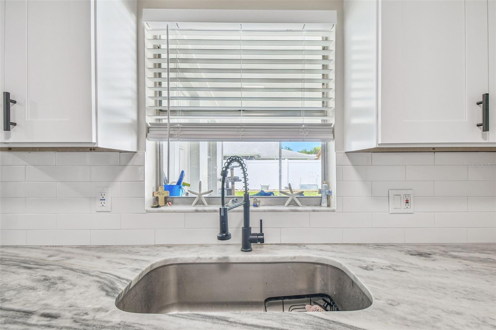 Listing photo id 11 for 6743 Knightsbridge Drive