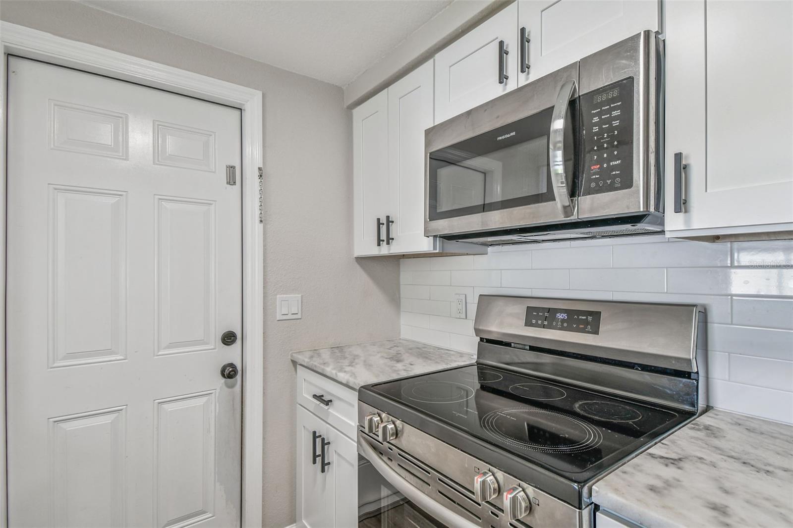Listing photo id 12 for 6743 Knightsbridge Drive