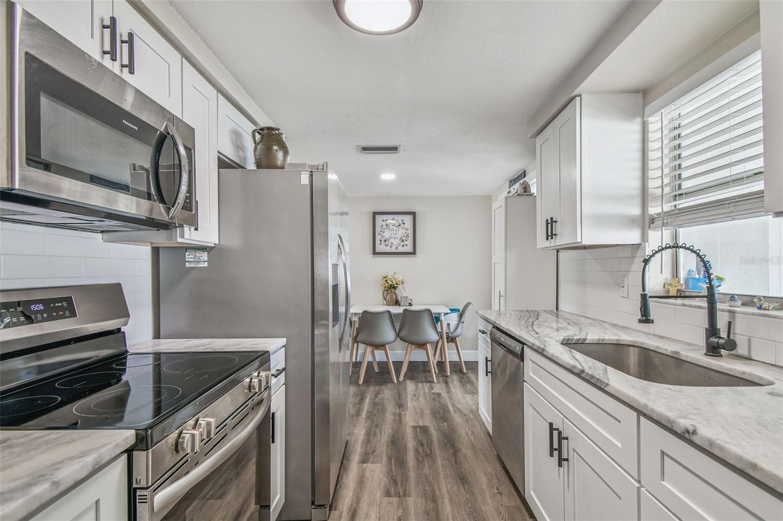 Listing photo id 13 for 6743 Knightsbridge Drive