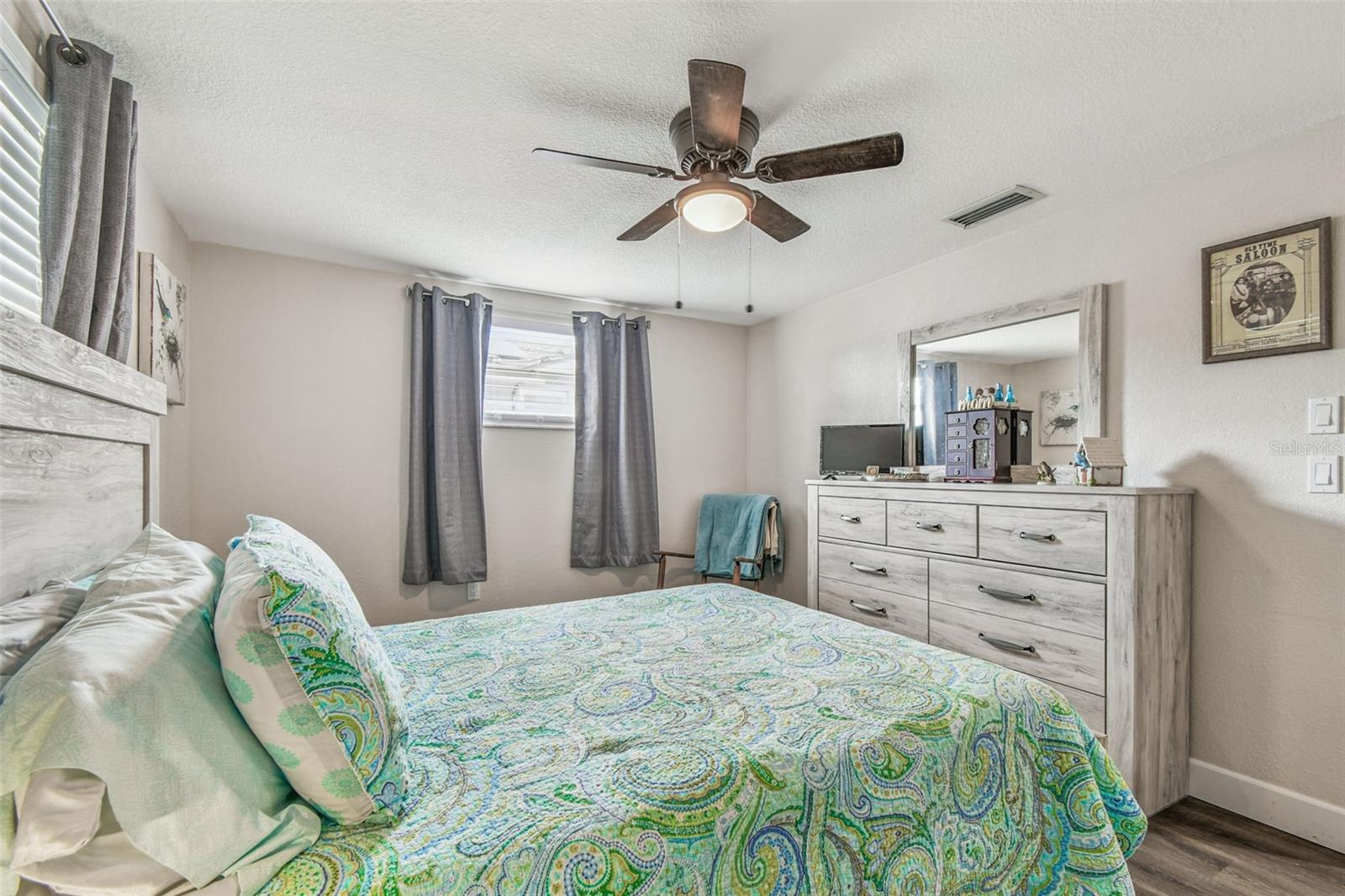 Listing photo id 15 for 6743 Knightsbridge Drive