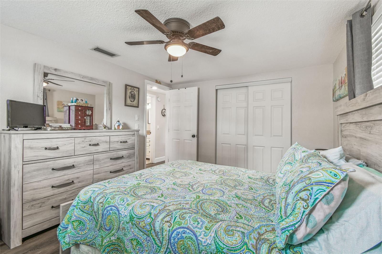 Listing photo id 16 for 6743 Knightsbridge Drive