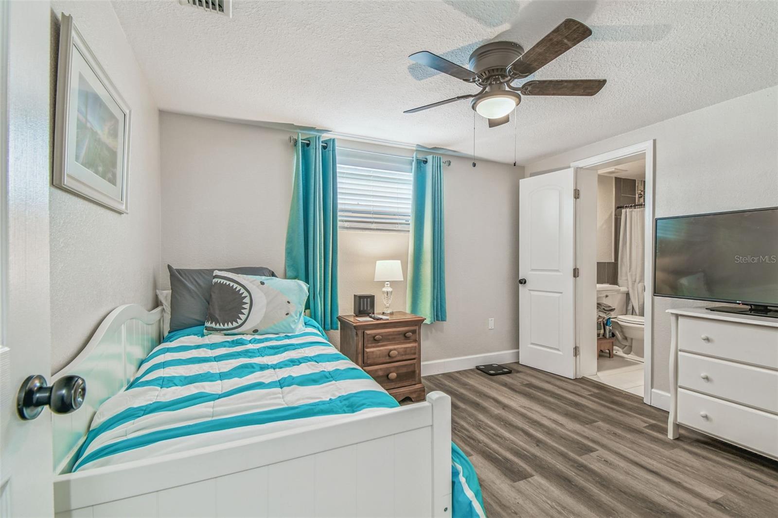 Listing photo id 19 for 6743 Knightsbridge Drive