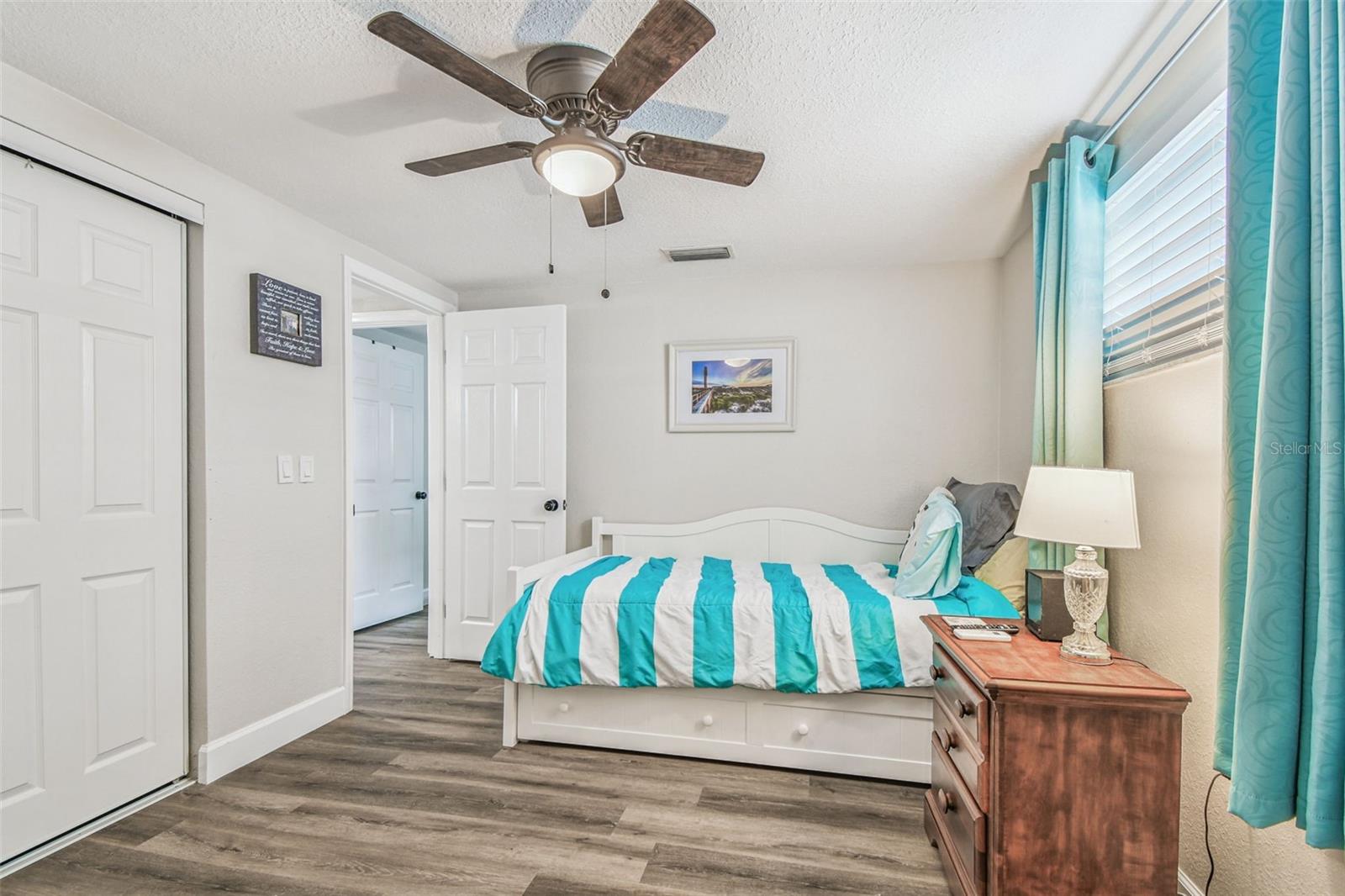 Listing photo id 21 for 6743 Knightsbridge Drive