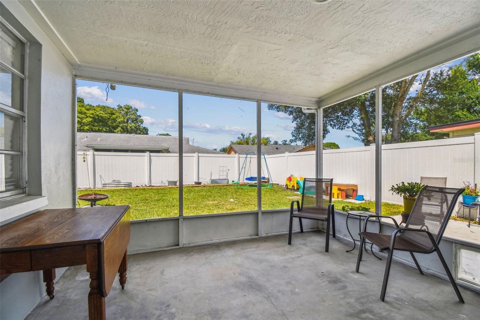Listing photo id 27 for 6743 Knightsbridge Drive