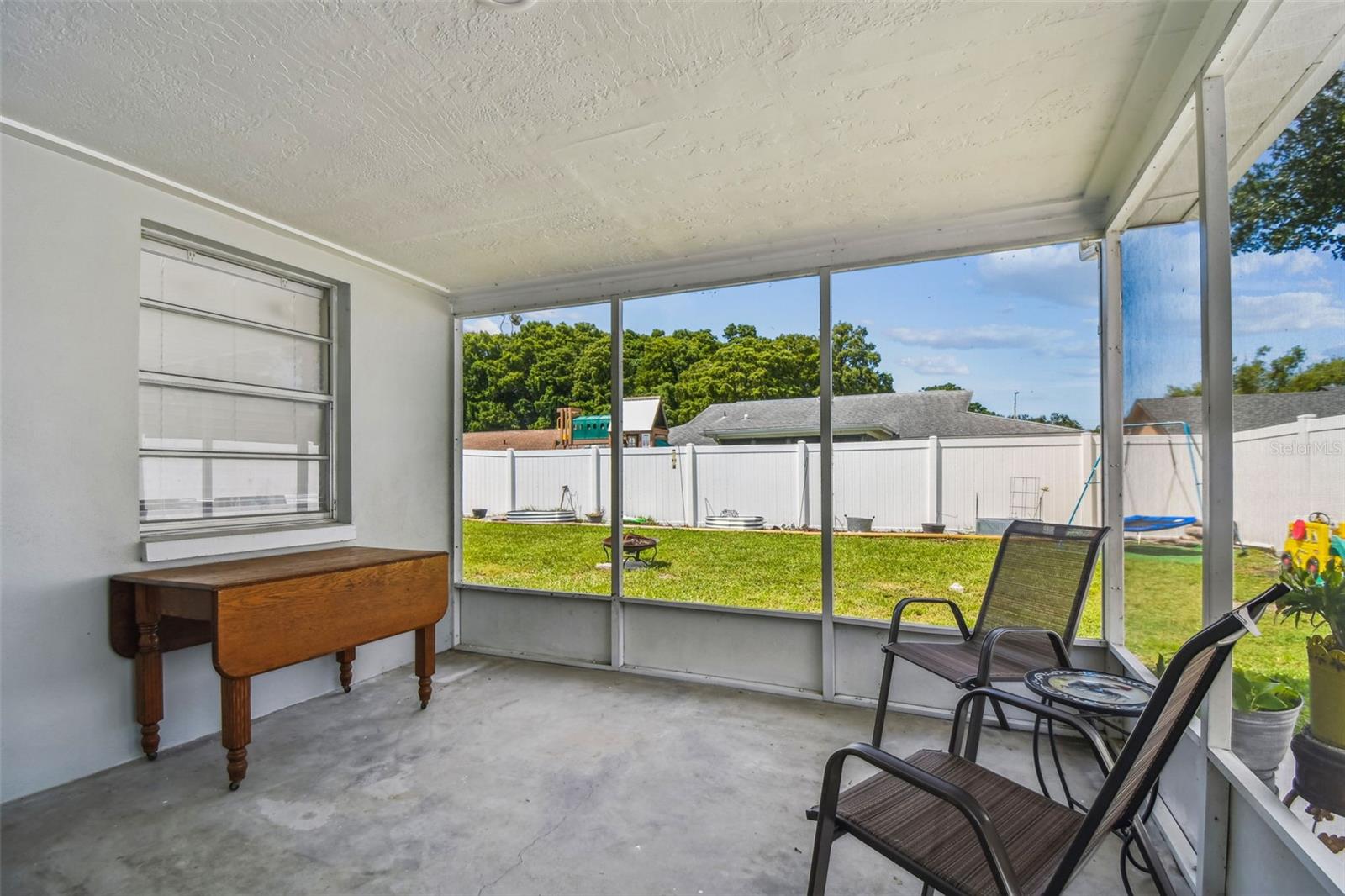 Listing photo id 28 for 6743 Knightsbridge Drive