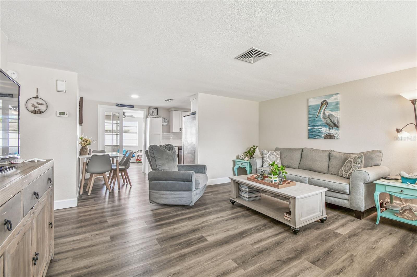 Listing photo id 3 for 6743 Knightsbridge Drive