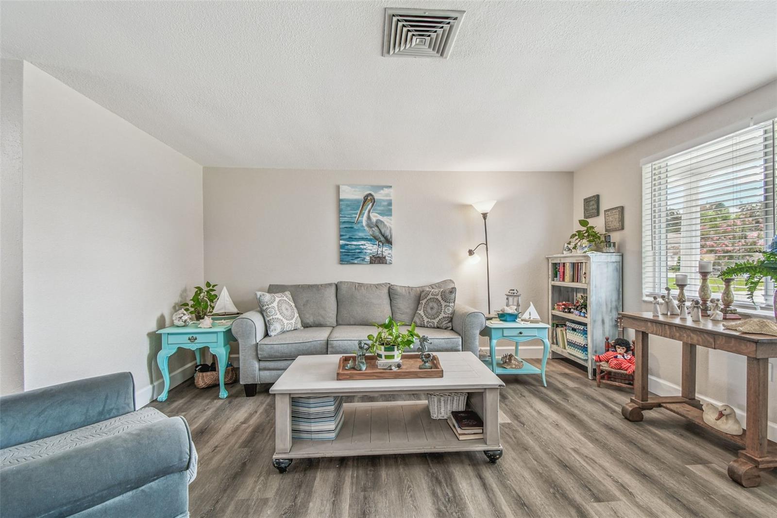 Listing photo id 4 for 6743 Knightsbridge Drive