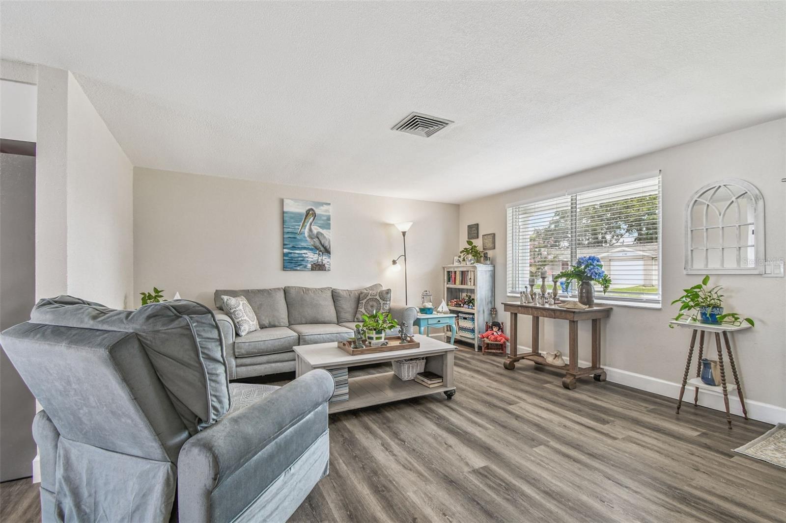 Listing photo id 5 for 6743 Knightsbridge Drive