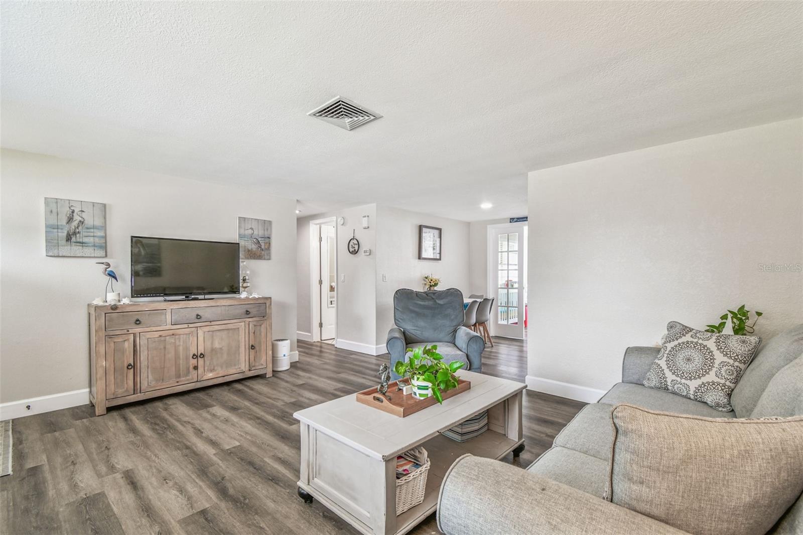 Listing photo id 6 for 6743 Knightsbridge Drive