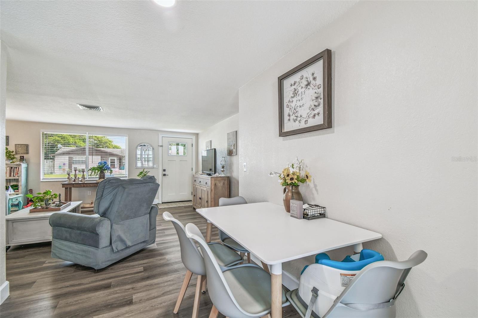 Listing photo id 7 for 6743 Knightsbridge Drive