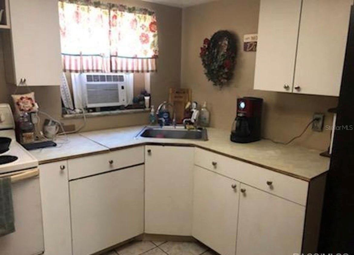 Listing photo id 4 for 5955 Stockholm Lane