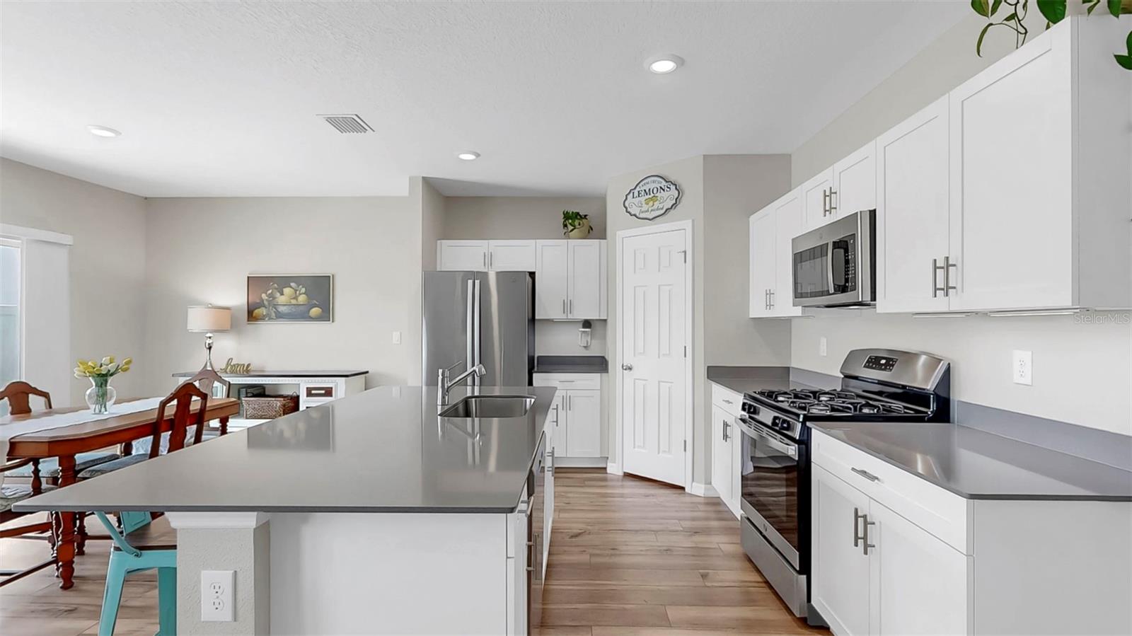 Image 11 of 39 For 12914 Camarillo Place