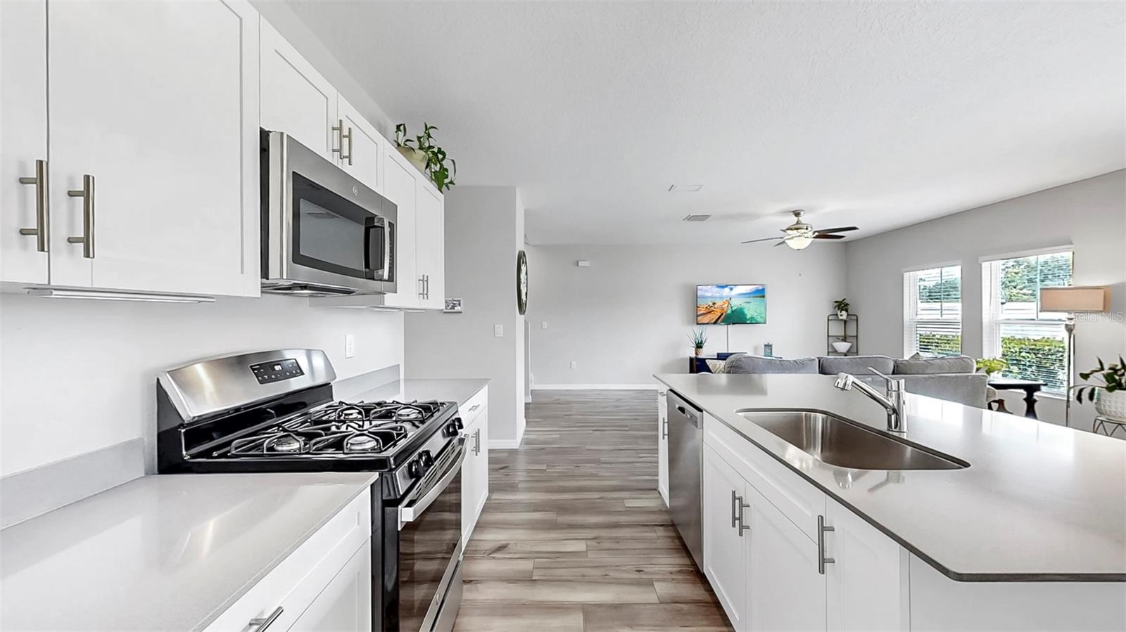 Image 12 of 39 For 12914 Camarillo Place