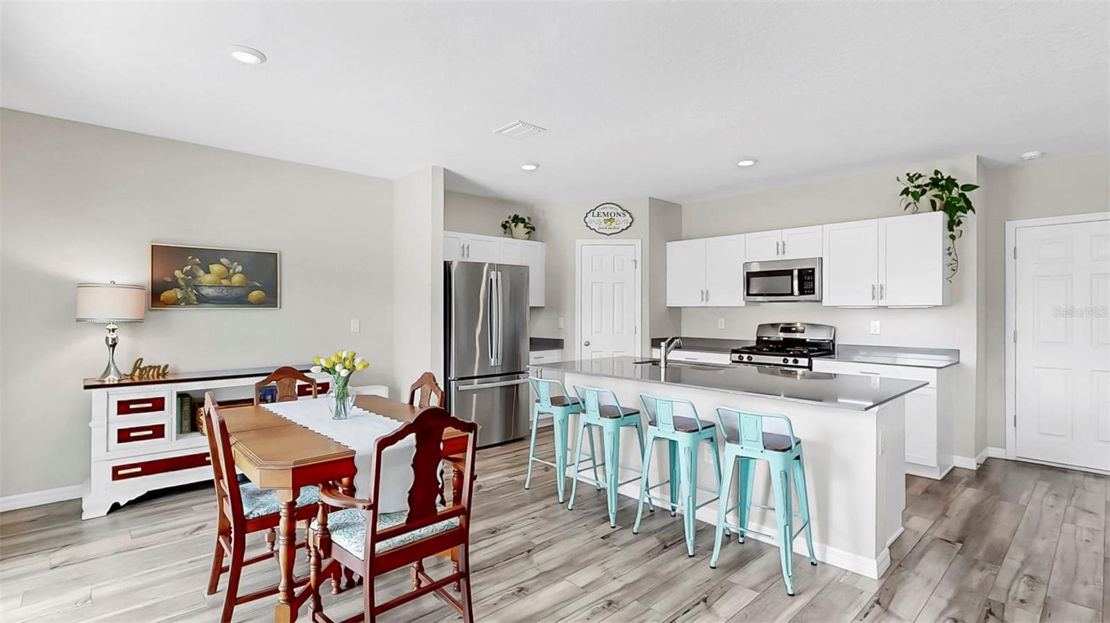 Image 16 of 39 For 12914 Camarillo Place