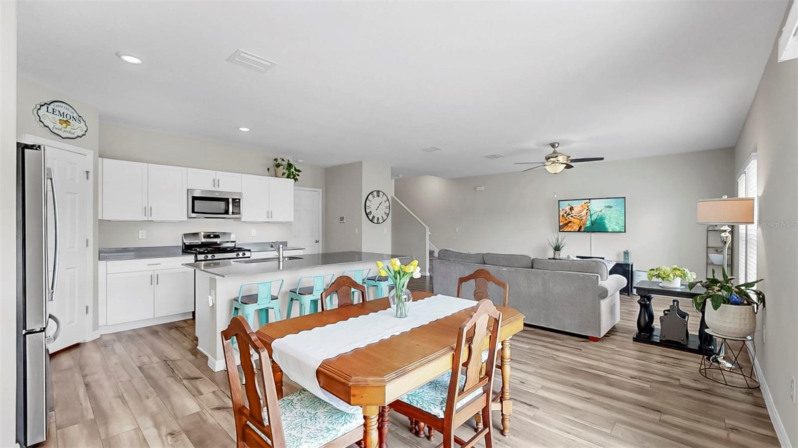 Image 18 of 39 For 12914 Camarillo Place