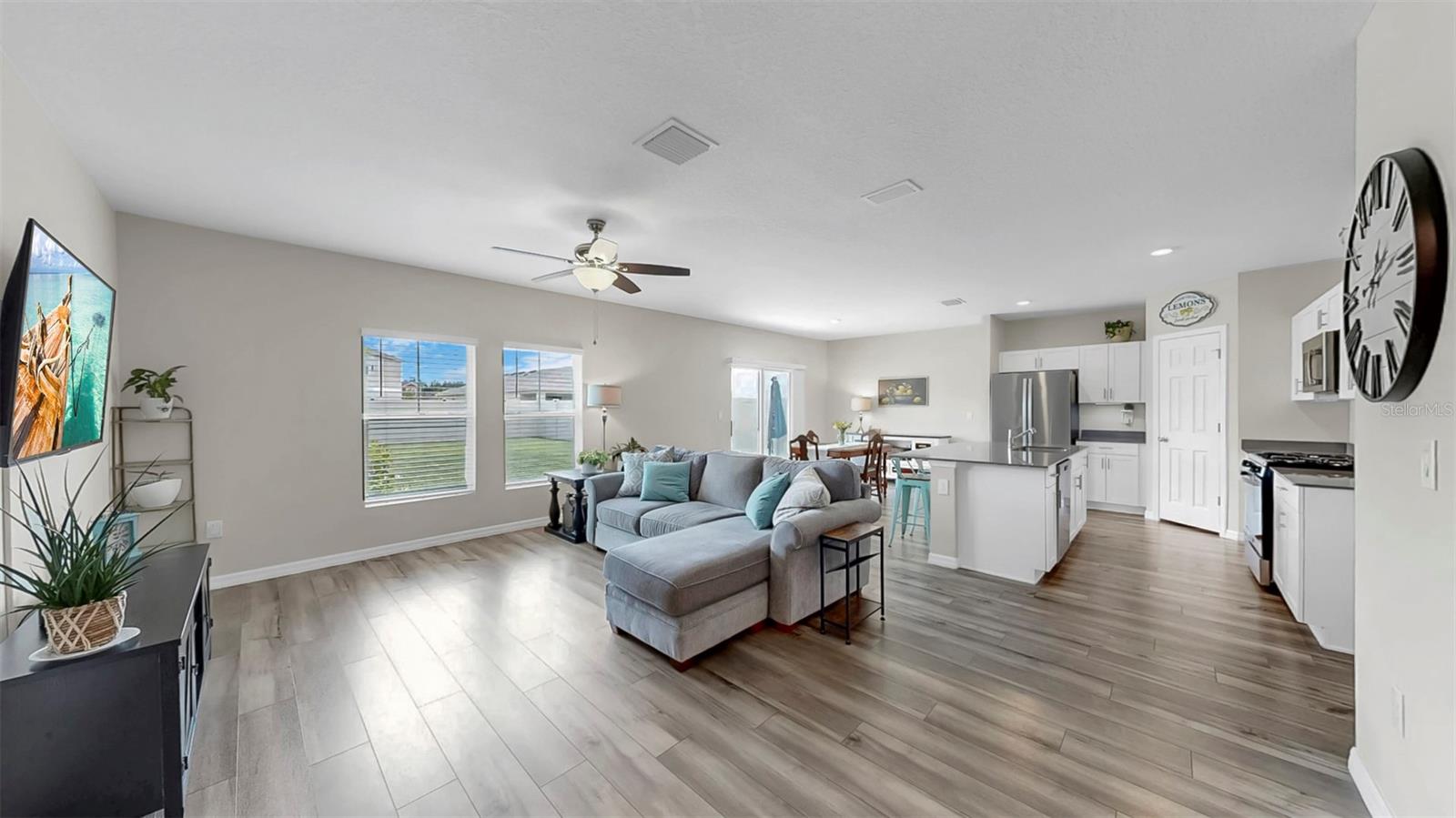 Image 20 of 39 For 12914 Camarillo Place