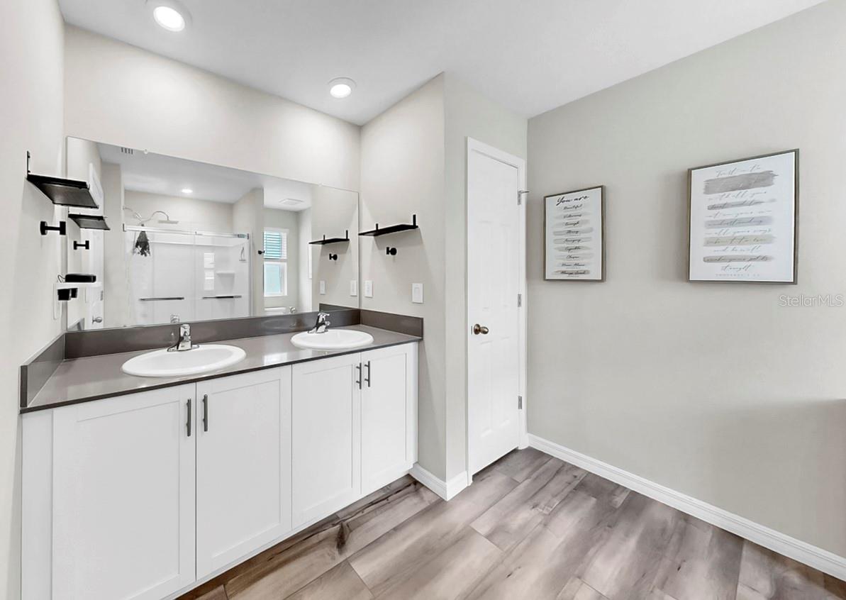 Image 33 of 39 For 12914 Camarillo Place