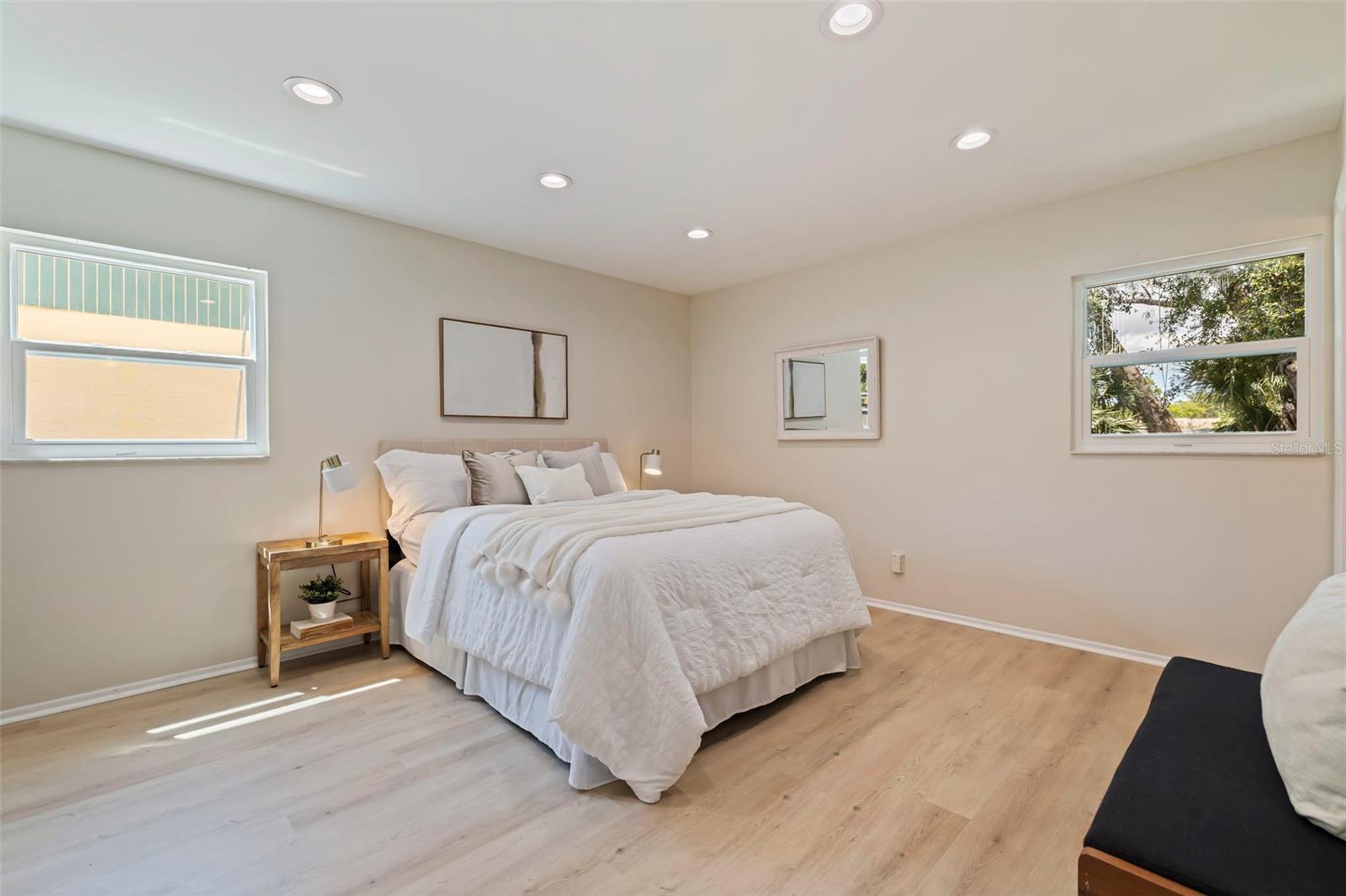 Image 18 of 42 For 1600 Amberlea Drive N