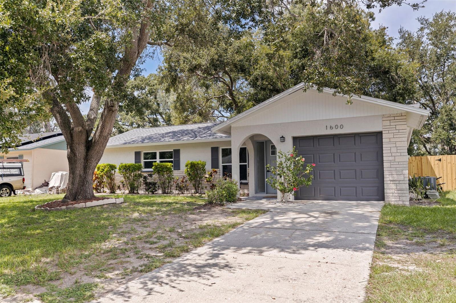 Image 2 of 42 For 1600 Amberlea Drive N