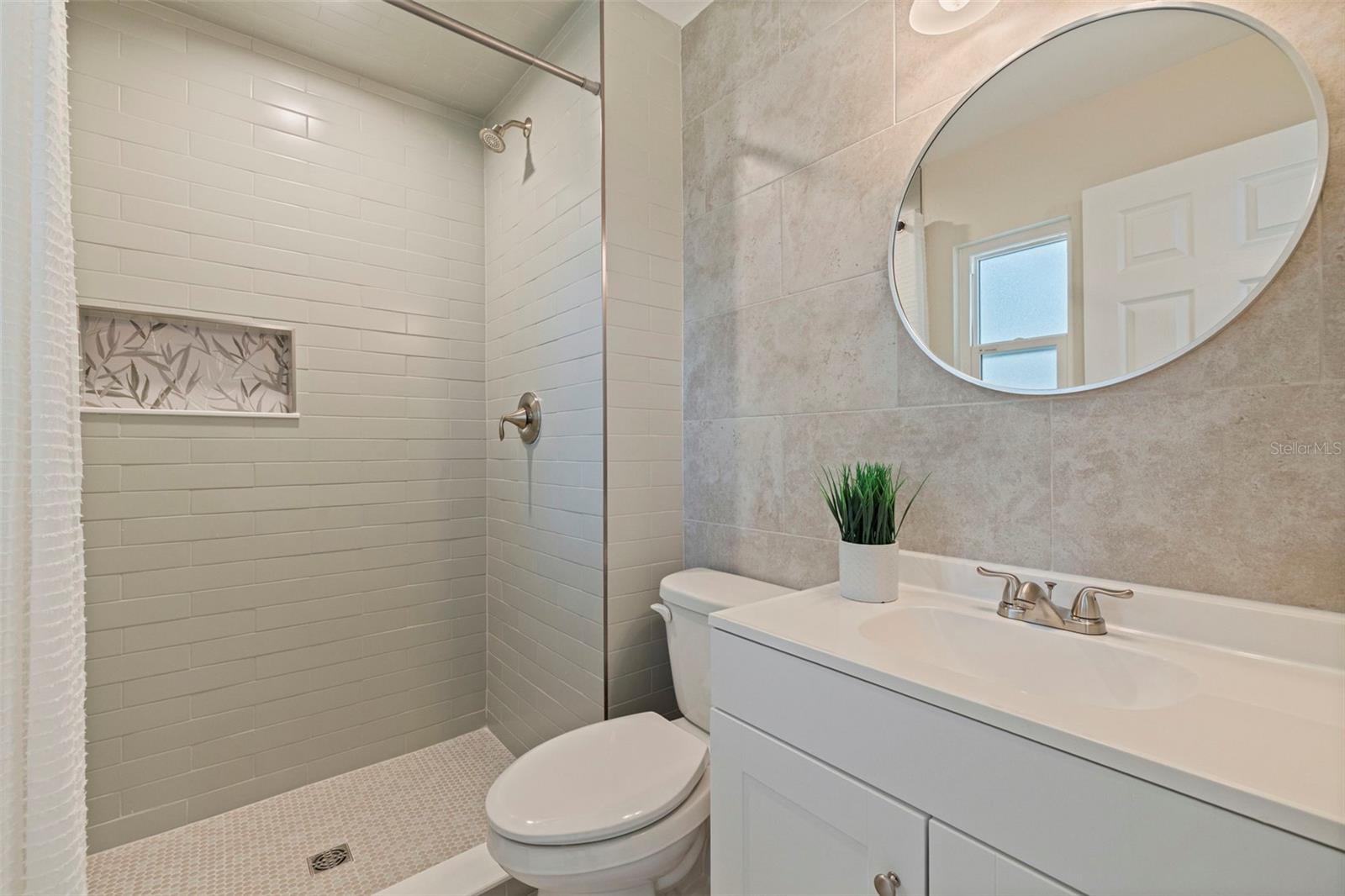 Image 21 of 42 For 1600 Amberlea Drive N