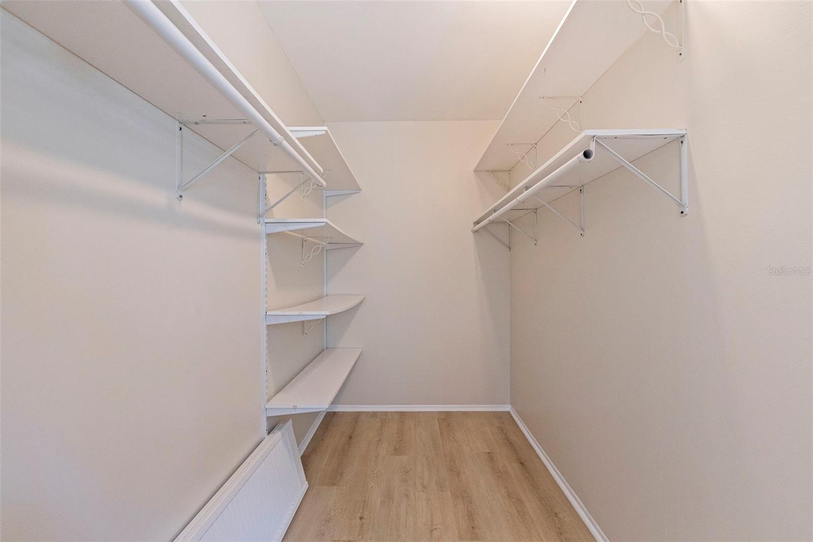 Image 22 of 42 For 1600 Amberlea Drive N
