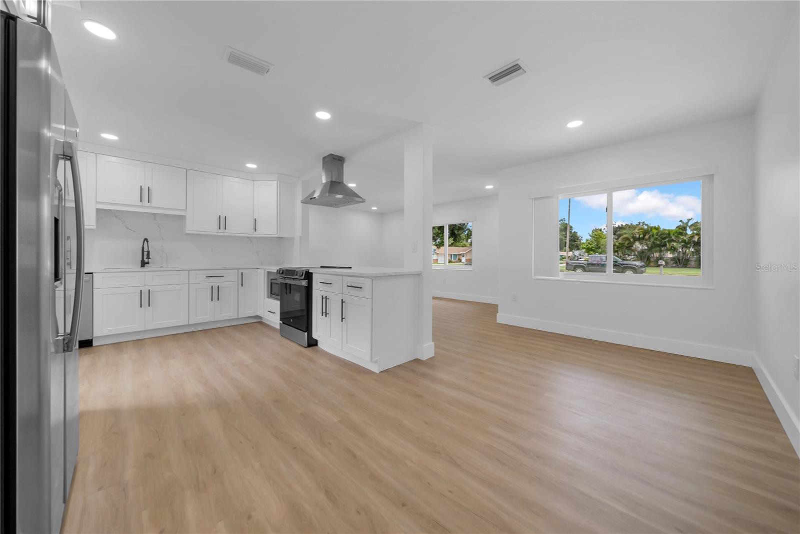 Listing photo id 11 for 4496 58 Street N
