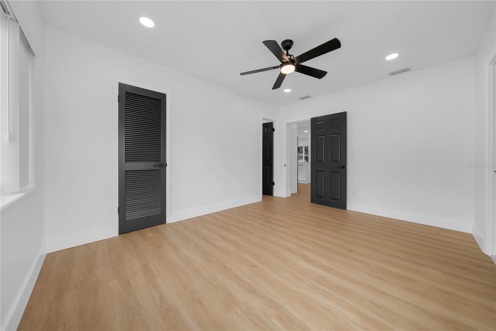 Listing photo id 18 for 4496 58 Street N