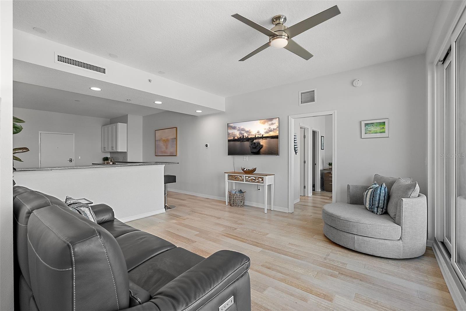 Image 13 of 45 For 226 5th Avenue N 901