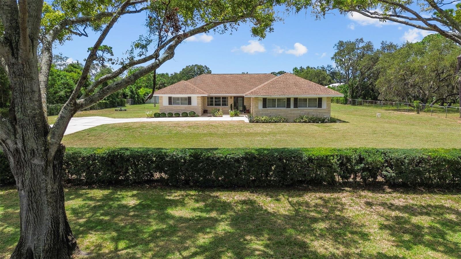 Listing photo id 2 for 13198 98th Avenue