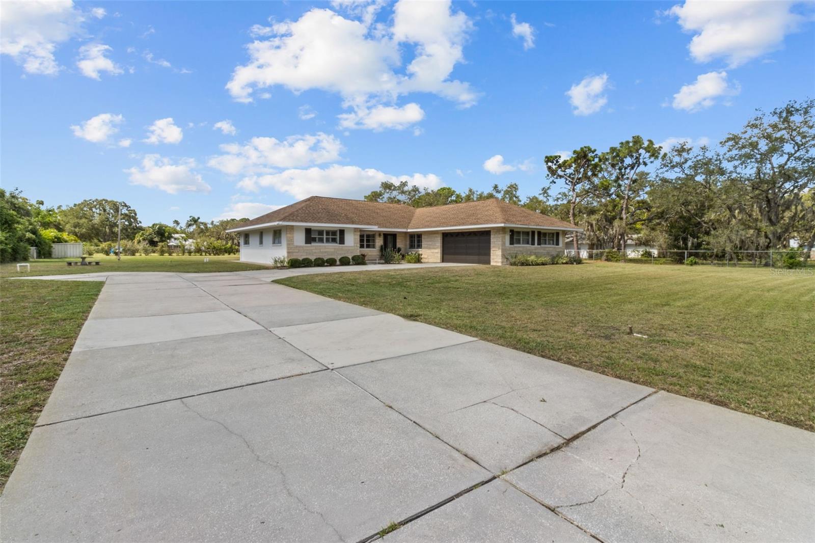 Listing photo id 3 for 13198 98th Avenue