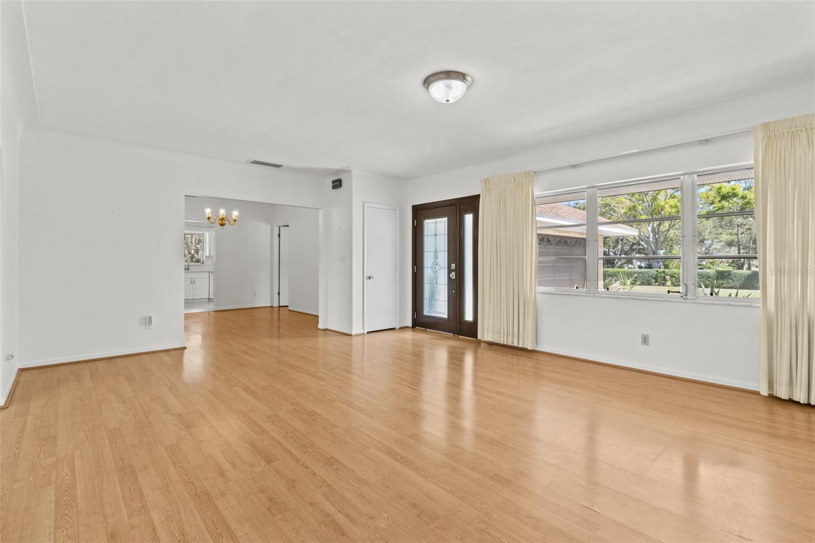 Listing photo id 5 for 13198 98th Avenue