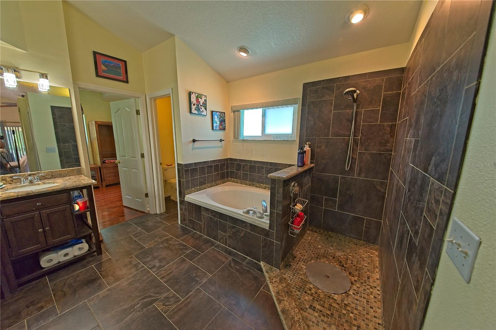 Image 16 of 35 For 530 Somerhill Drive Ne