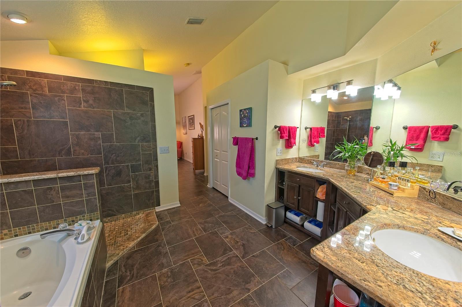 Image 17 of 35 For 530 Somerhill Drive Ne
