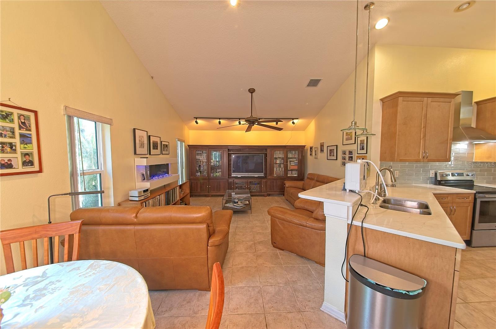 Image 7 of 35 For 530 Somerhill Drive Ne