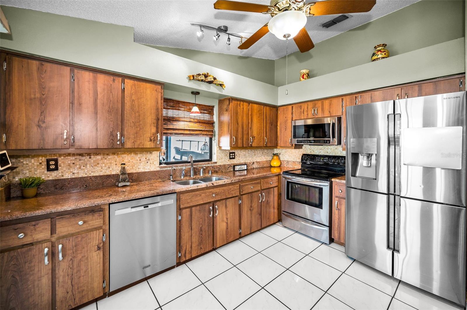 Image 24 of 87 For 8609 Thimbleberry Lane