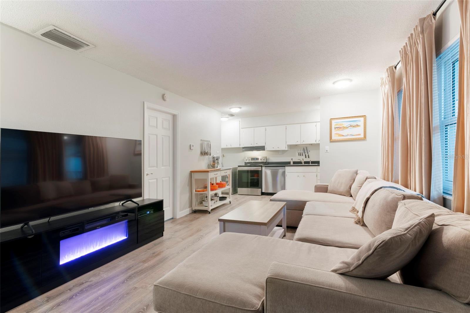 Image 4 of 31 For 1126 King Arthur Court 415