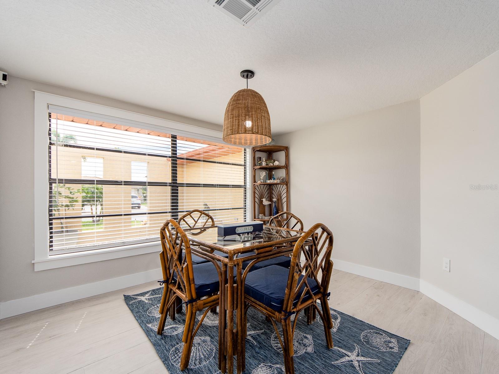 Listing photo id 18 for 9811 San Mateo Way