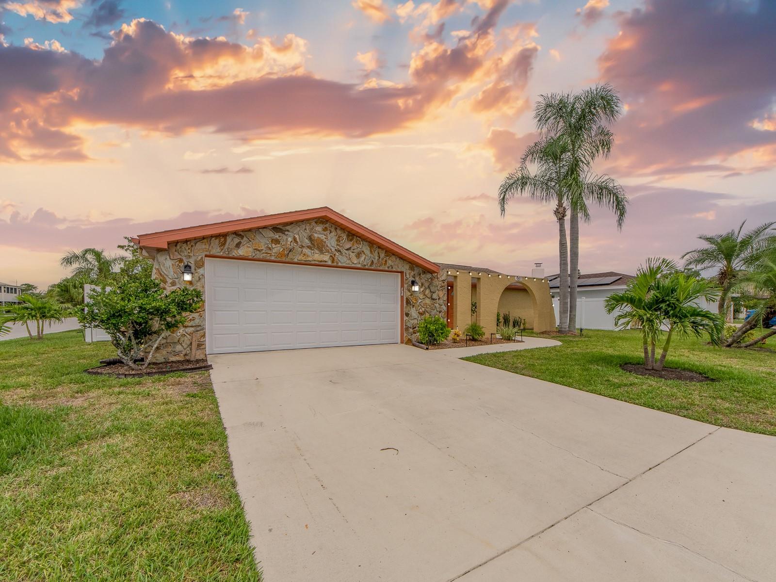 Listing photo id 1 for 9811 San Mateo Way