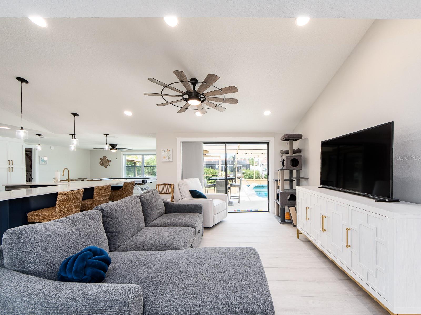 Listing photo id 6 for 9811 San Mateo Way