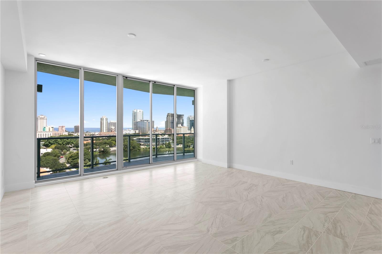Image 17 of 72 For 777 3rd Avenue N 1204