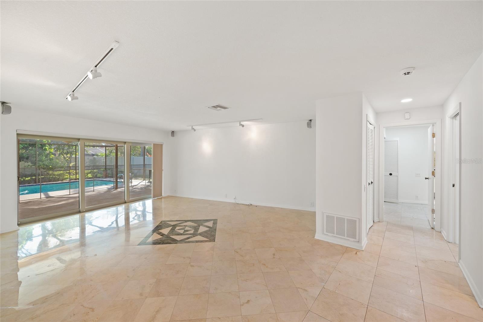 Listing photo id 8 for 4121 Crosswater Drive