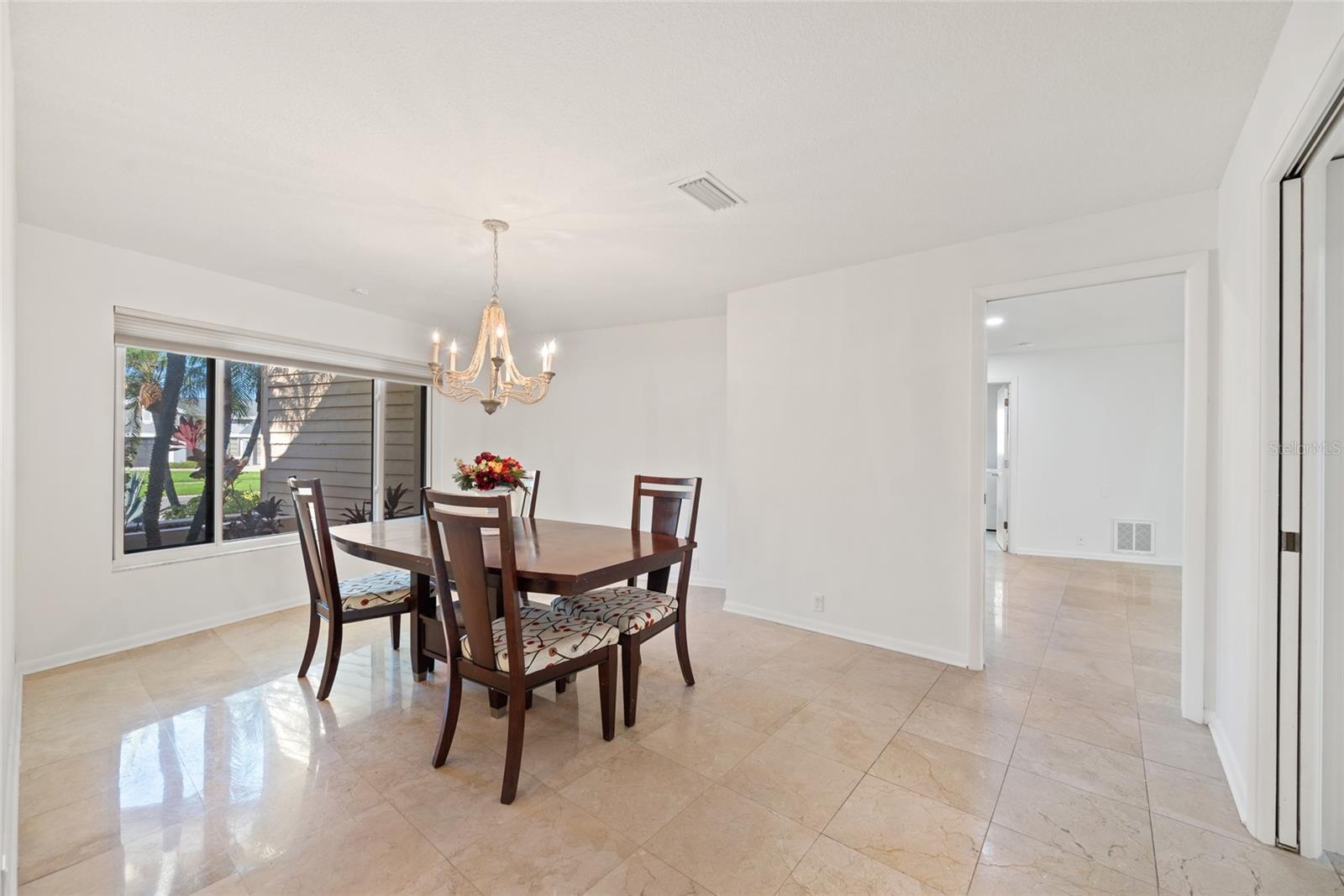 Listing photo id 11 for 4121 Crosswater Drive