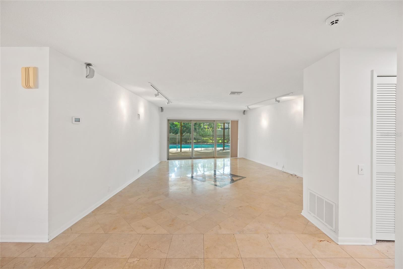 Listing photo id 7 for 4121 Crosswater Drive