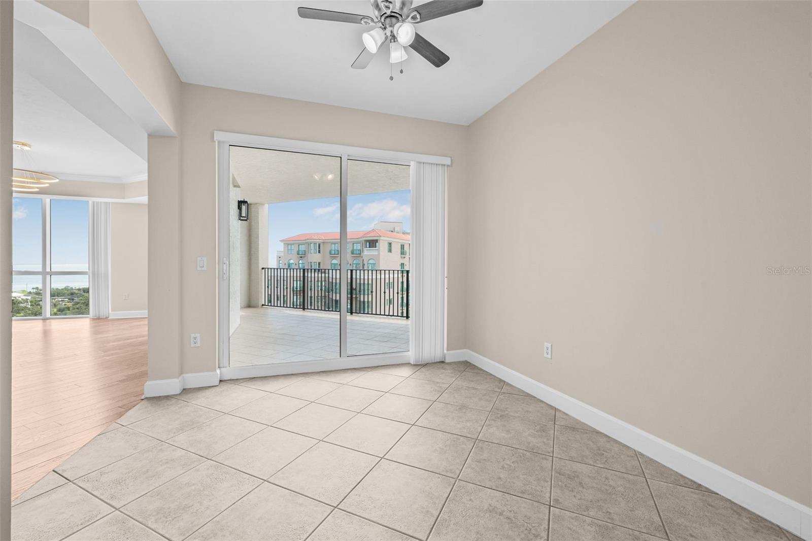 Image 15 of 61 For 300 Beach Drive Ne 1504
