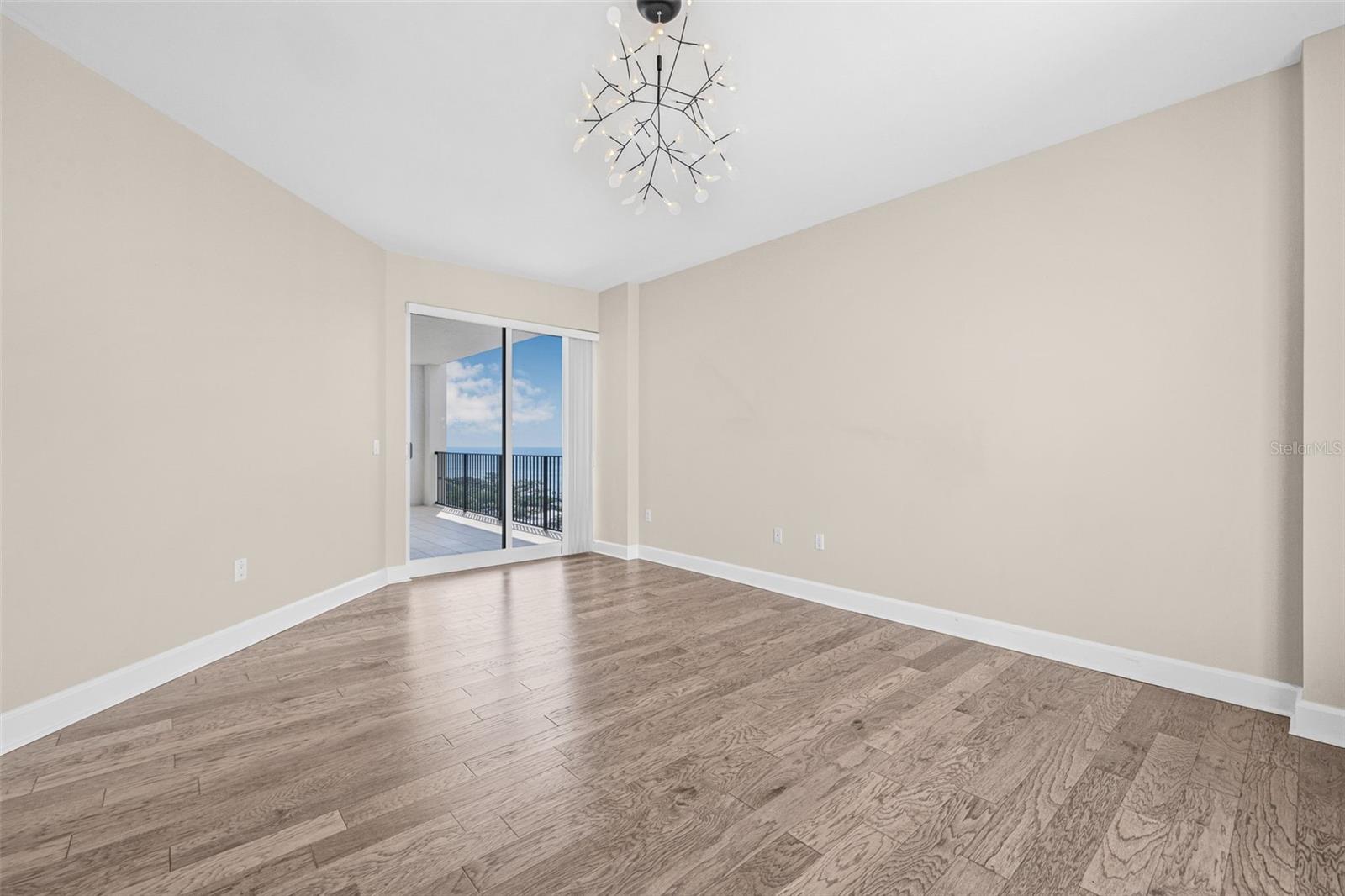 Image 22 of 61 For 300 Beach Drive Ne 1504