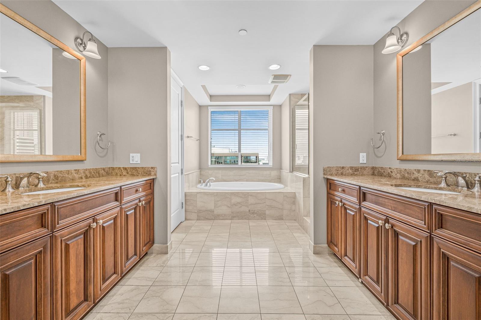 Image 24 of 61 For 300 Beach Drive Ne 1504